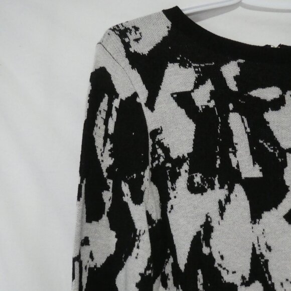 H&M | medium | Black and White Full Zip-Up Back Lightweight Sweater - Picture 2 of 14